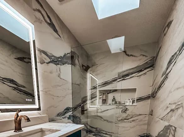 Marble bath under the skylight