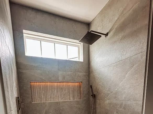 Slate walk-in, lit niche