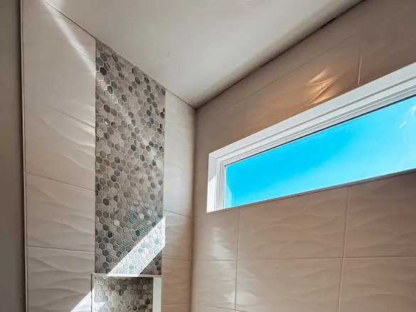Wave tile with a hex accent band